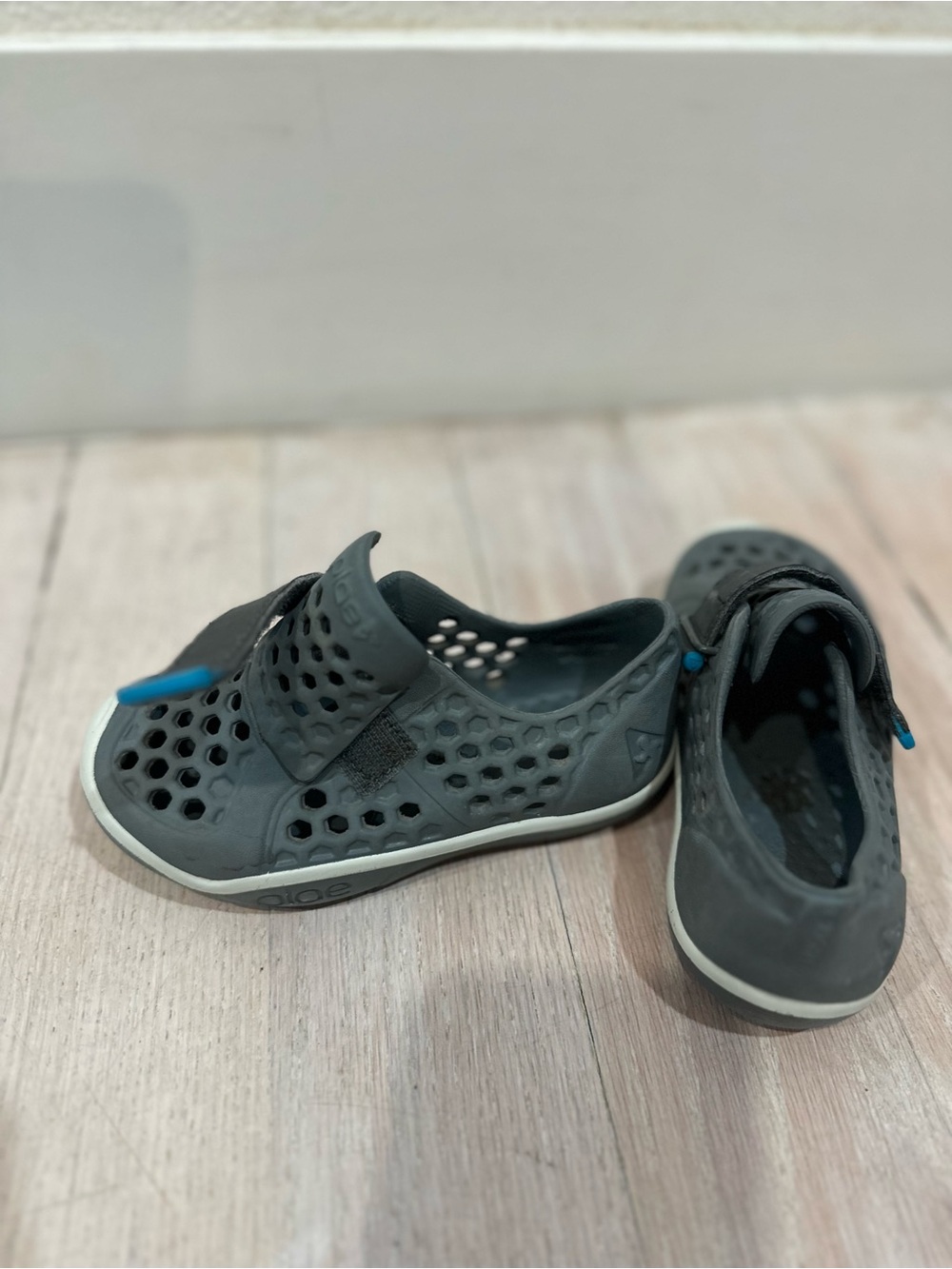 PLAE Kids Grey Water Shoes with Blue Pull Tab
